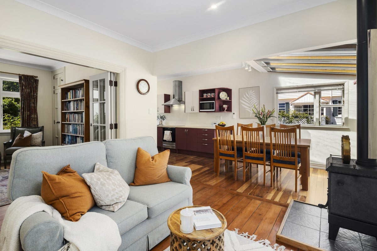 10 Donald Crescent, Karori, Wellington - Carousel 2
