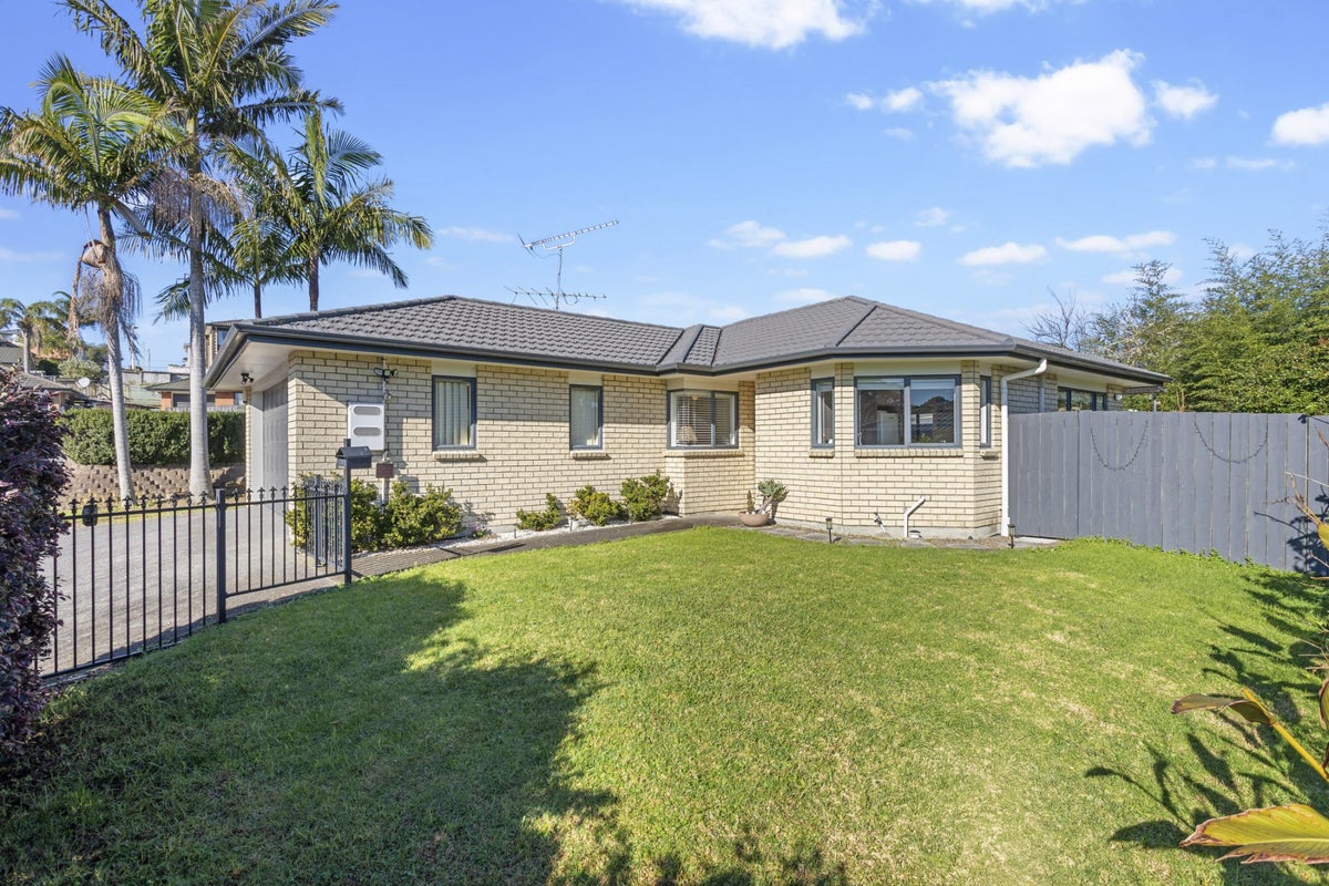 3 Claywest Place, Glen Eden, Auckland - Carousel 1