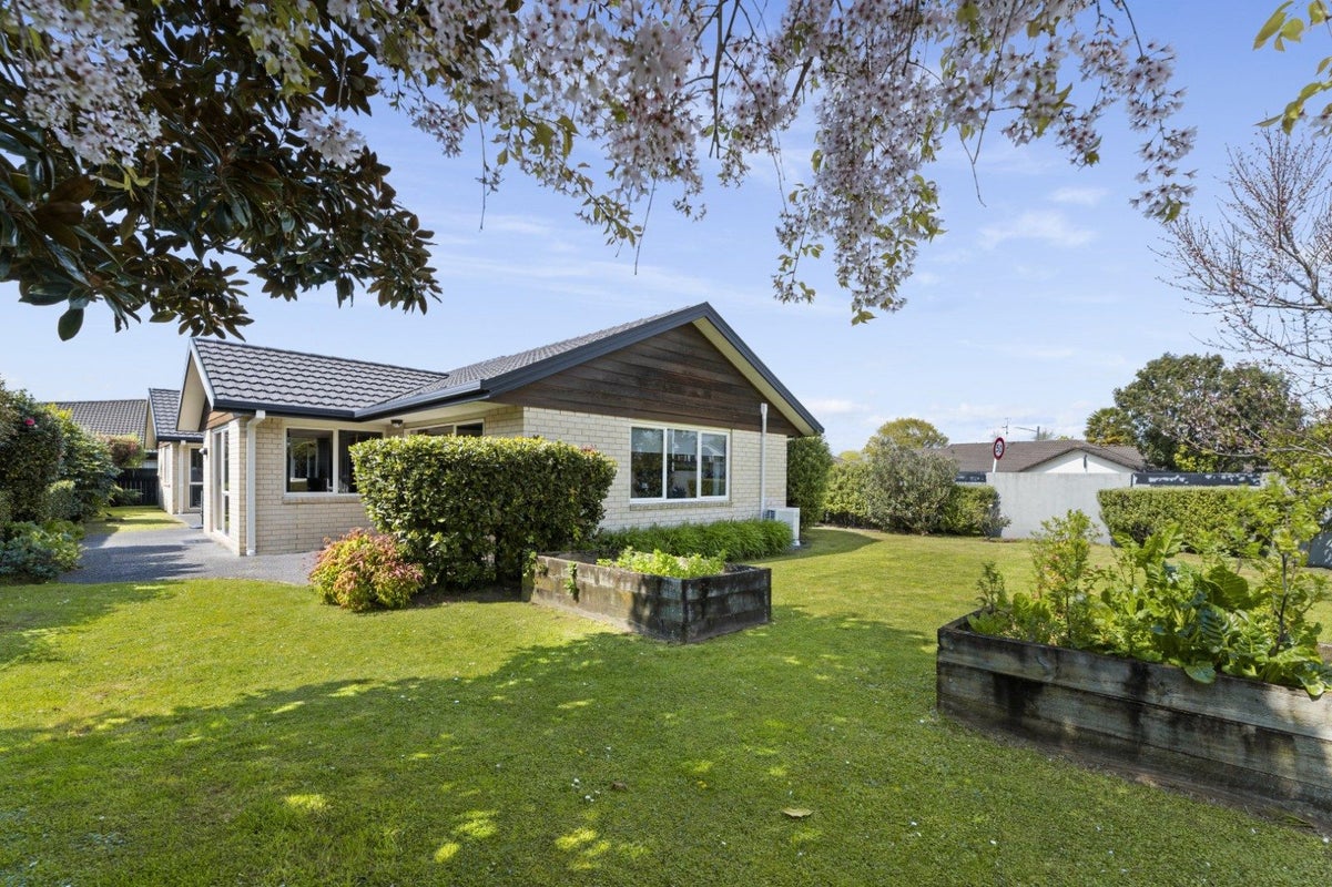 1 Inverness Drive, Pyes Pa, Tauranga - Carousel 1
