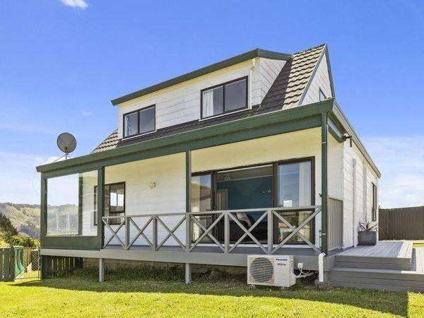16A JASMINE GRove, MAUNGARAKI, LOWER HUTT - Carousel 1