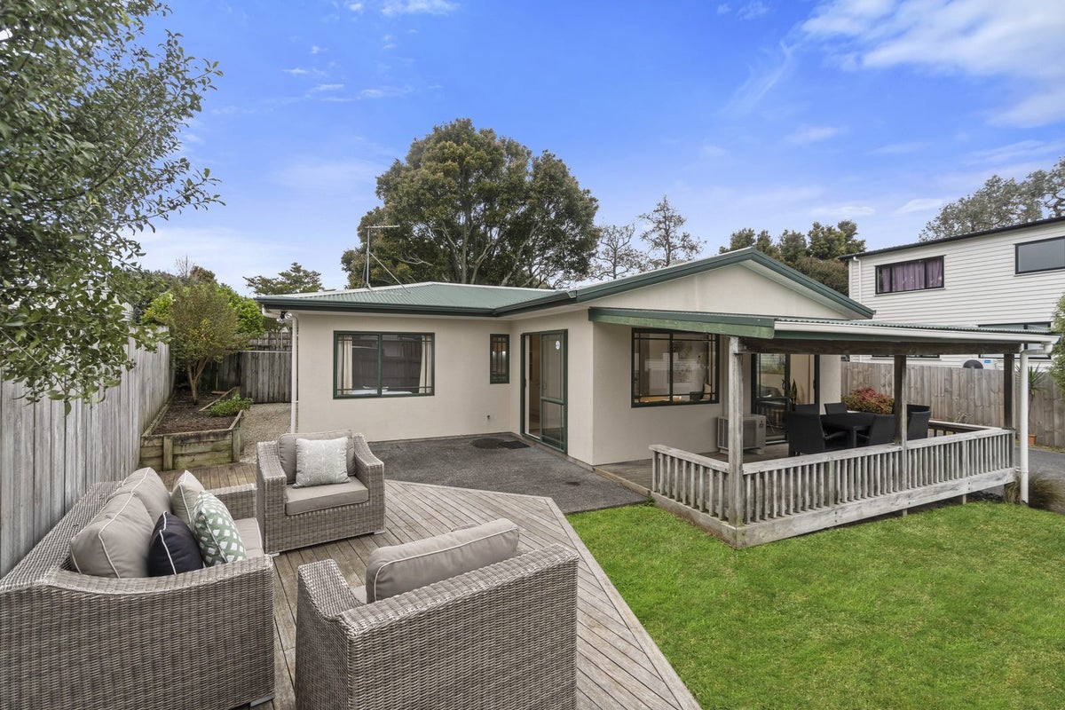 15A Preston Avenue, Henderson, Auckland - Carousel 1