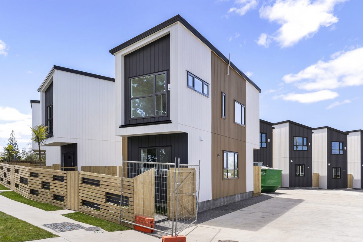 1/155 Te Atatu Road, Te Atatu South, Auckland - Carousel 1