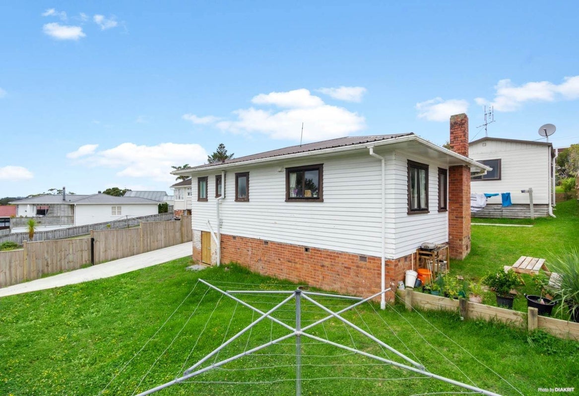13 Barron Drive, Green Bay, Auckland - Carousel 1
