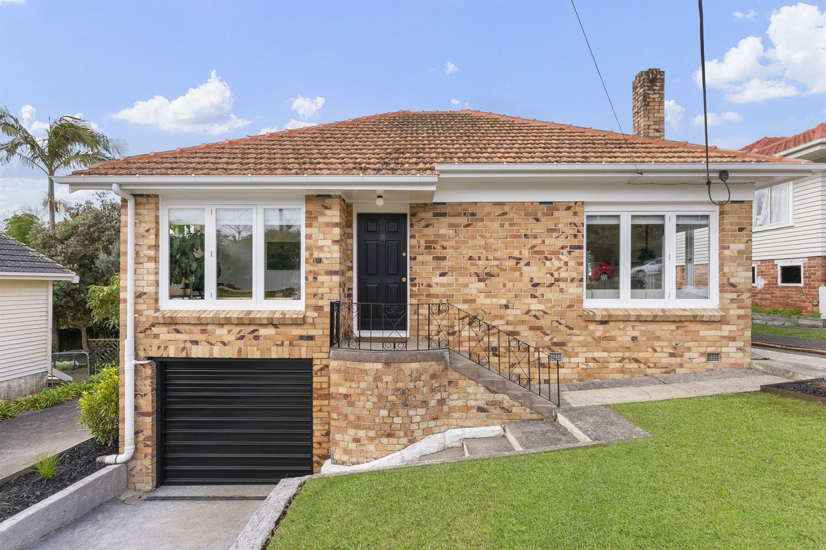 1/5 Aorangi Place, Birkenhead, Auckland - Carousel 1