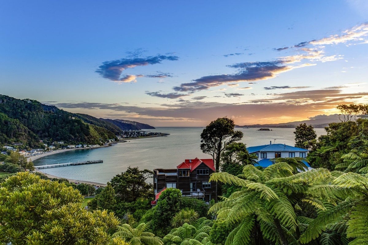 42 Ferry Road, Days Bay, Lower Hutt - Carousel 2