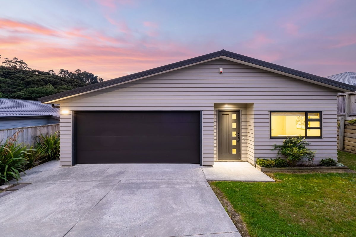 12 Moonsail Drive, Whitby, Porirua - Carousel 1