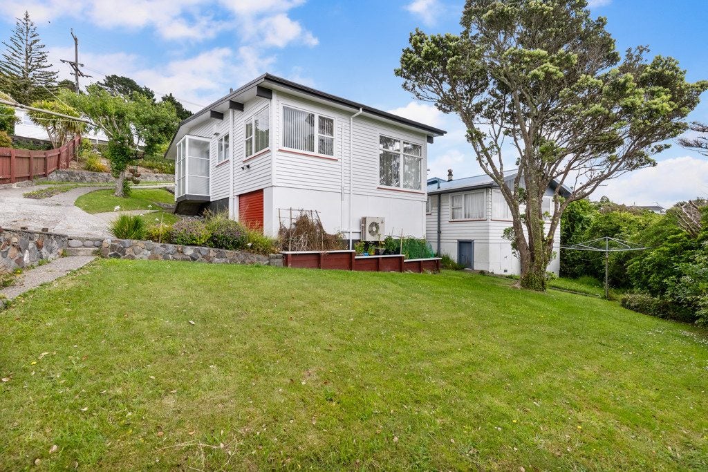 18 Alwyn Place, Newlands, Wellington - Carousel 2