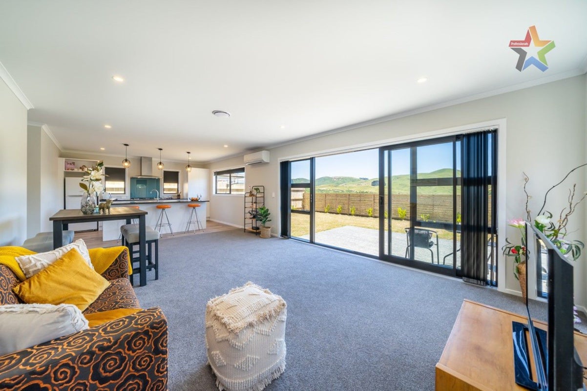 25 Kairaumati Crescent, Kelson, Lower Hutt - Carousel 2
