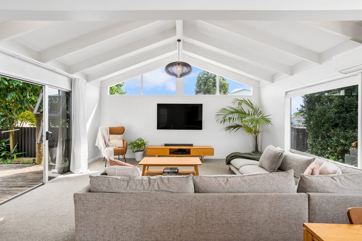 10 Montmere Avenue, Te Atatu Peninsula, Auckland - Carousel 2