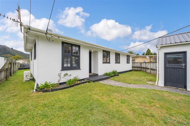 5 Dover Road, Wainuiomata, Lower Hutt - Carousel 1