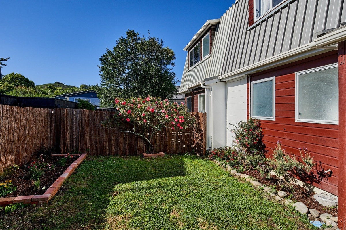 8F MONTGOMERY CRES, MAORIBANK, UPPER HUTT - Carousel 11