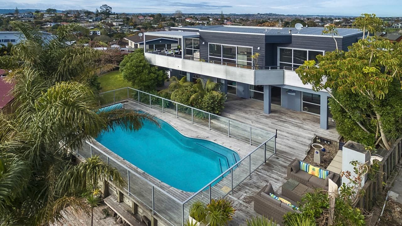 12 Haseler Crescent, Howick, Auckland - Carousel 1