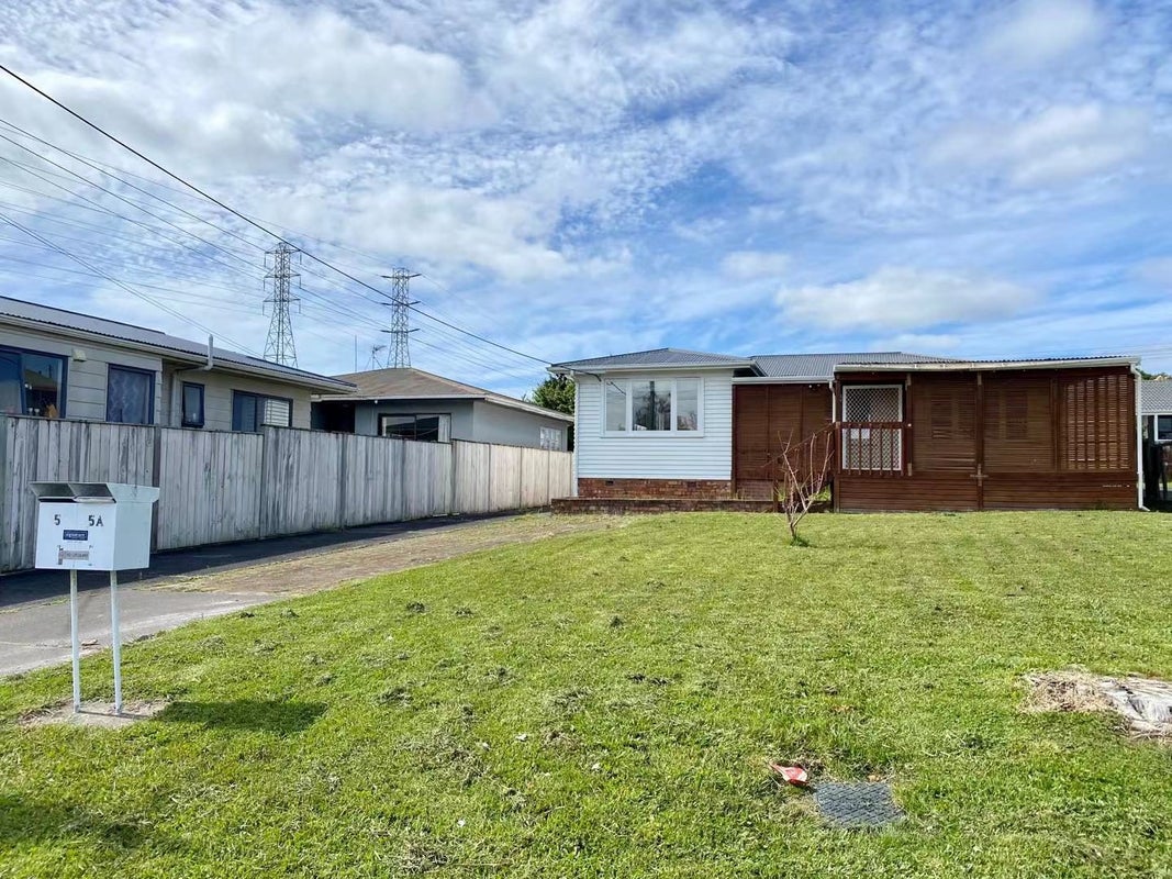5 Marlene Avenue, Te Atatu South, Auckland - Carousel 2