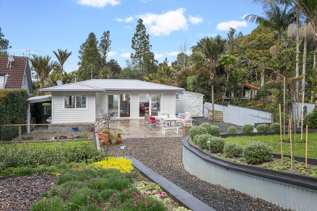 12 Ngaio Road, Titirangi, Auckland - Carousel 1