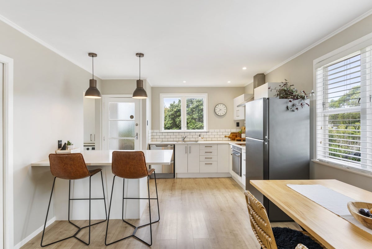 25 Crocombe Crescent, Beach Haven, Auckland - Carousel 2