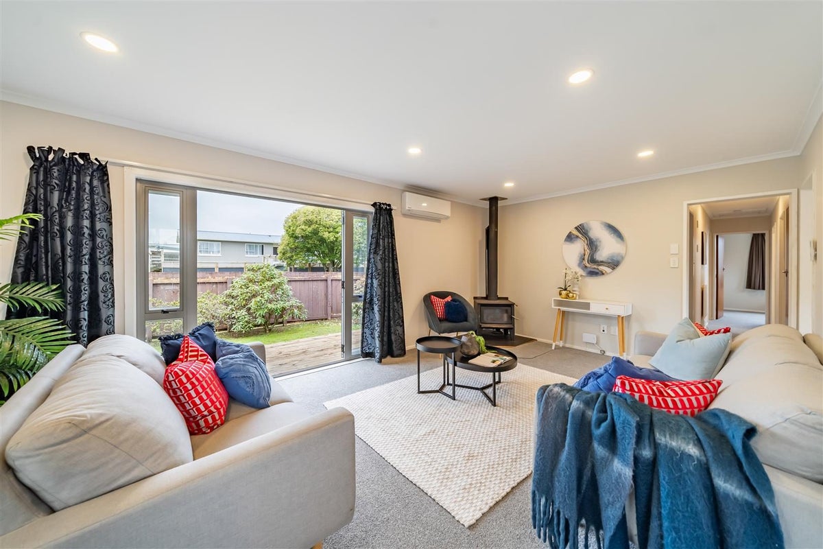 196 California Drive, Totara Park, Upper Hutt - Carousel 1