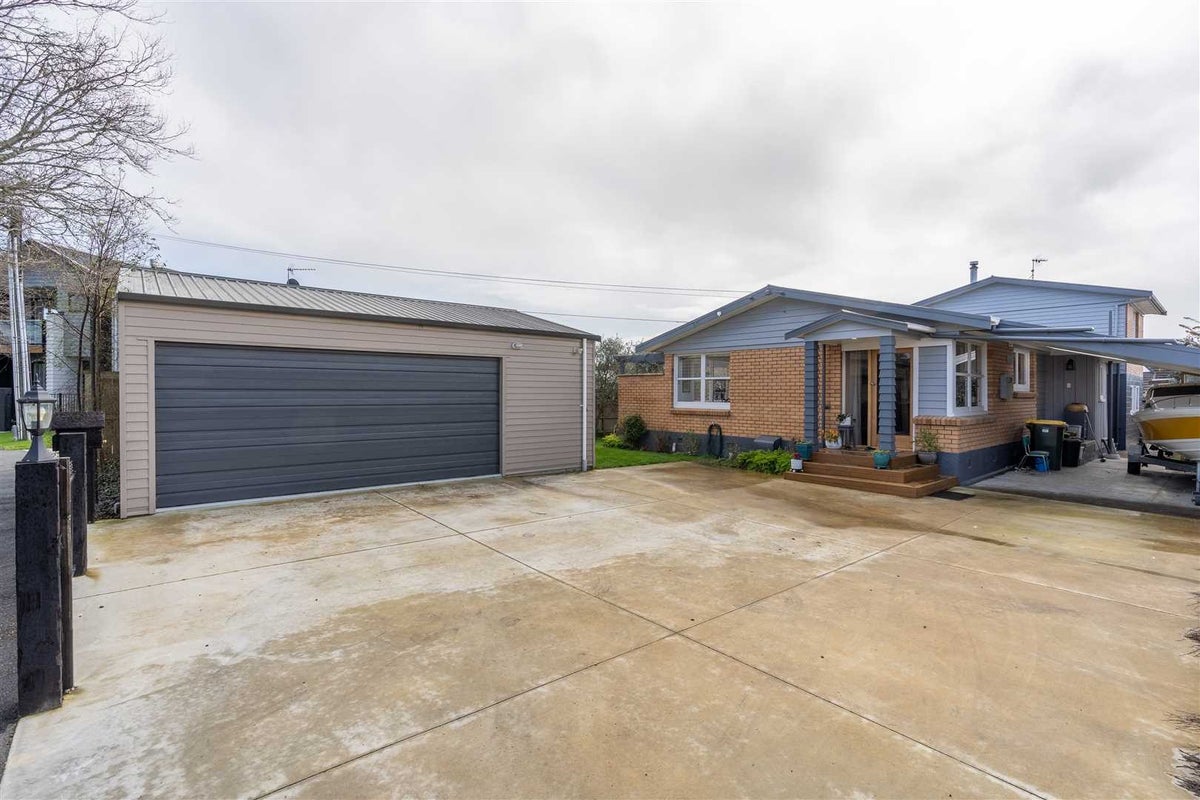 54 Queenwood Avenue, Queenwood, Hamilton - Carousel 2