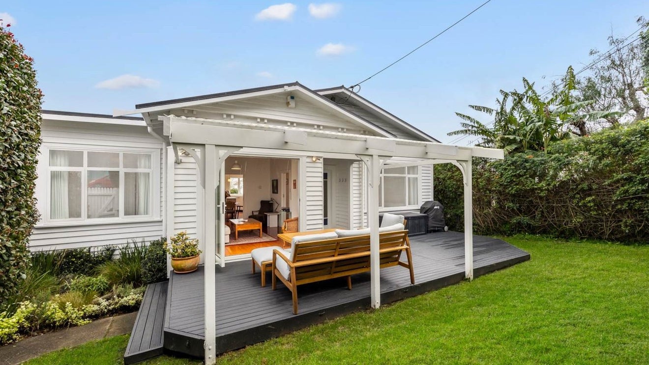 104 Owairaka Avenue, Mount Albert, Auckland - Carousel 1