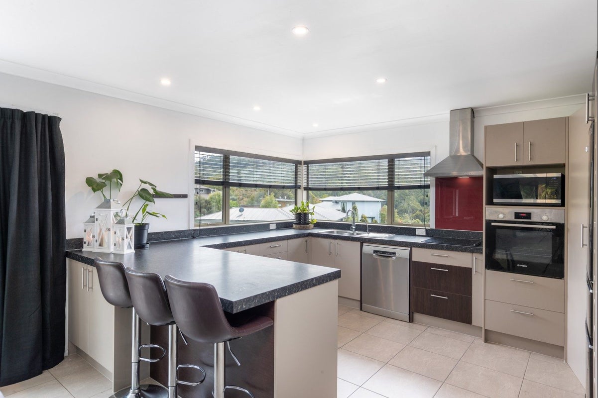 5 McEwen Crescent, Riverstone Terraces, Upper Hutt - Carousel 2
