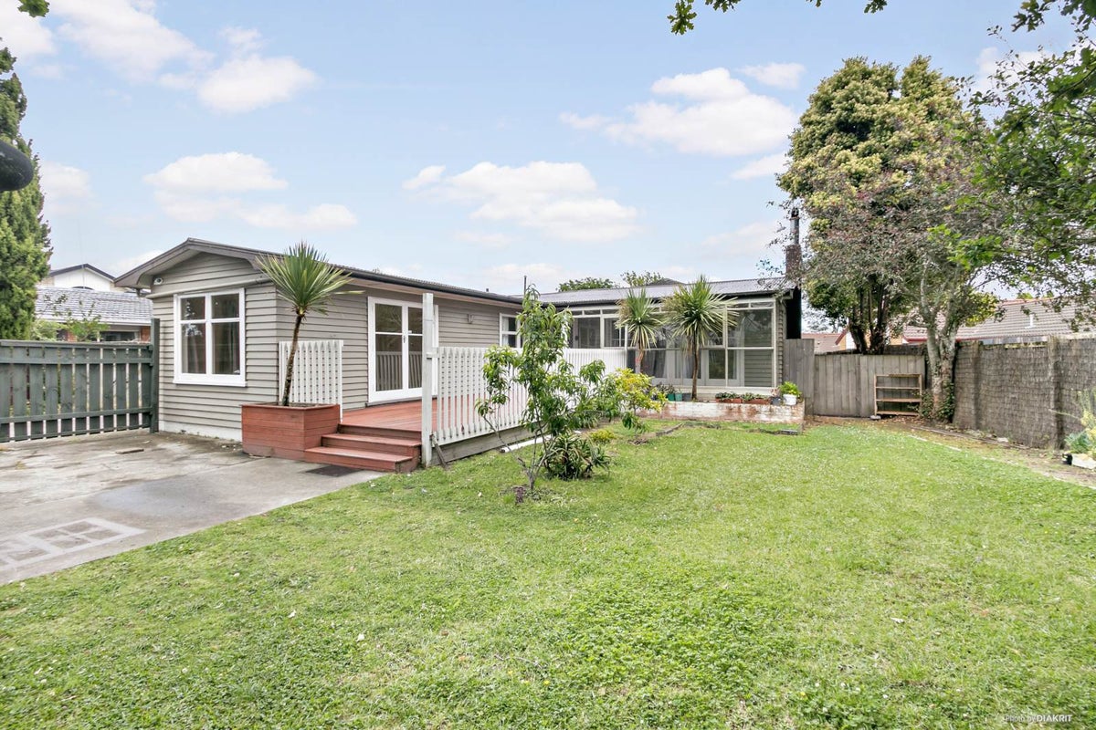 238 Te Atatu Road, Te Atatu South, Auckland - Carousel 1