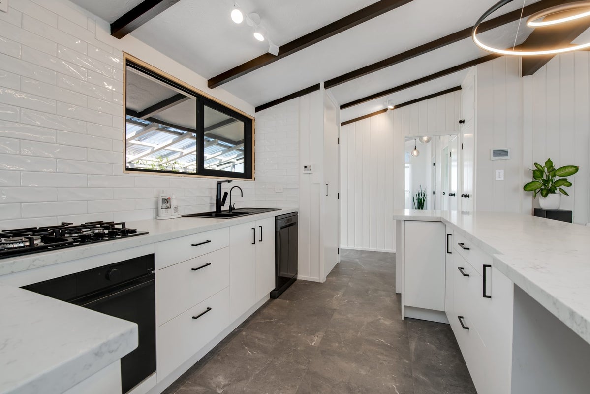 328 Whangaparaoa Road, Stanmore Bay, Whangaparaoa - Carousel 1