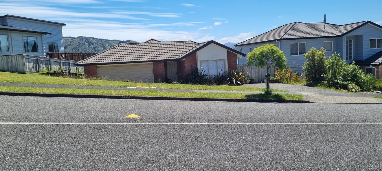35 King Charles Drive, Kingsley Heights, Upper Hutt - Carousel 1