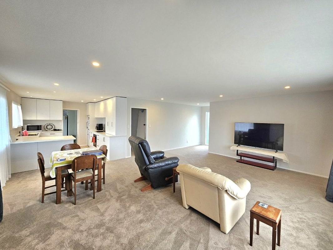 4 Poplar Grove, Whalers Gate, New Plymouth - Carousel 2