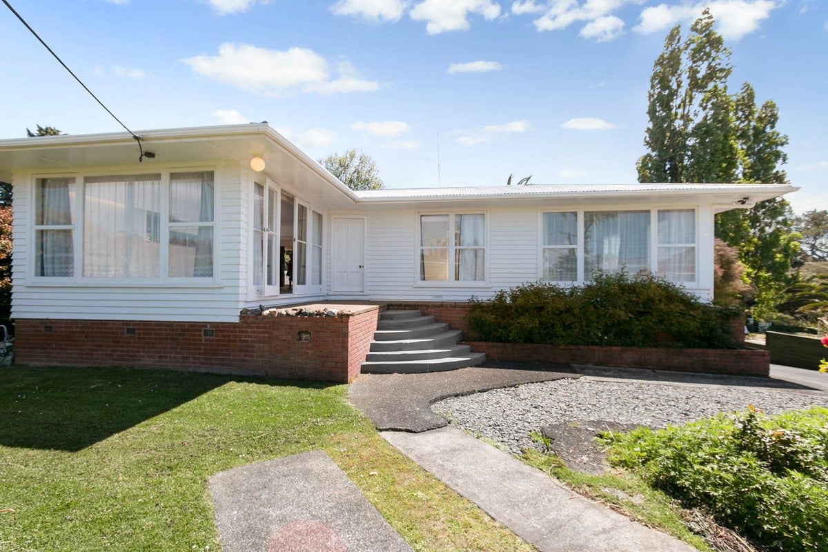 2/138 Lynwood Road, New Lynn, Auckland - Carousel 1