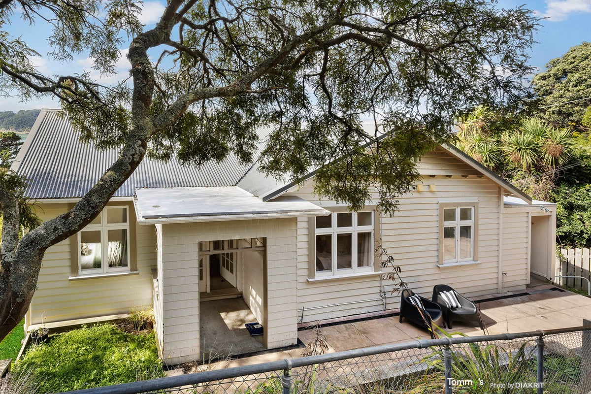 122 Te Anau Road, Hataitai, Wellington - Carousel 1