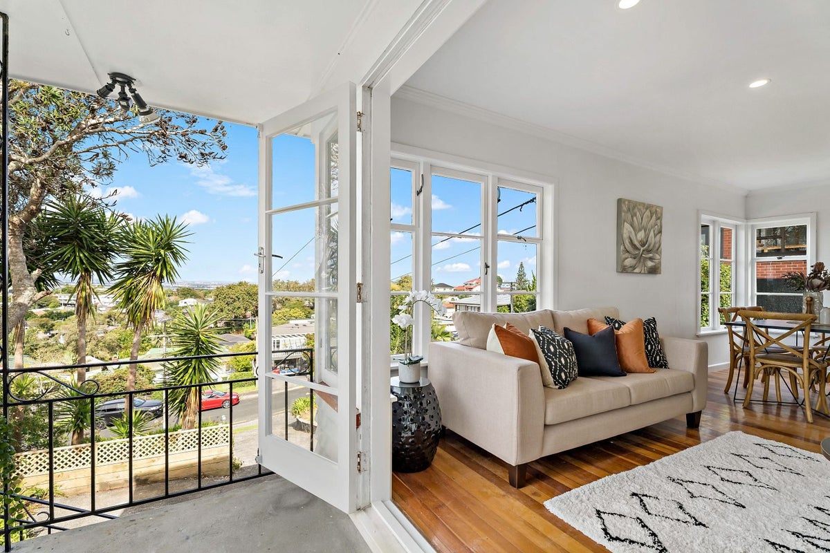 4 McIlroy Avenue, Hillsborough, Auckland - Carousel 1