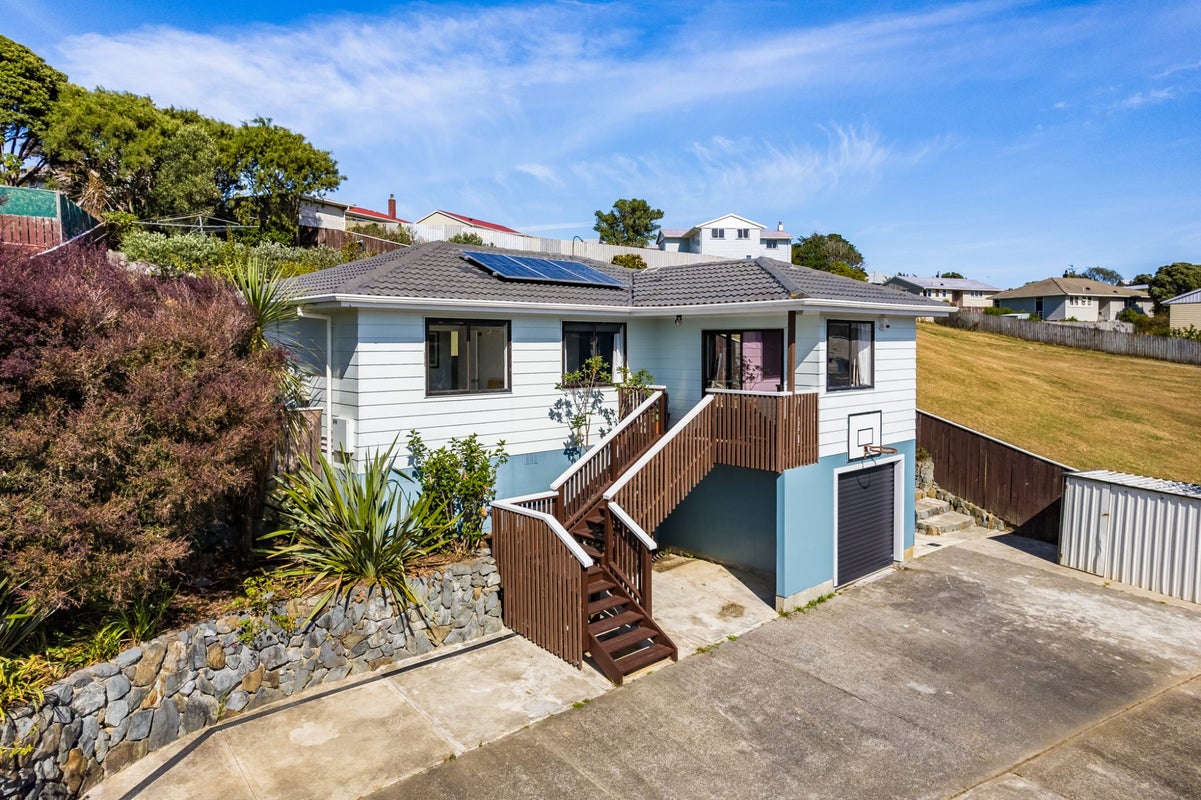 37 Beaumaris Crescent, Ascot Park, Porirua - Carousel 1