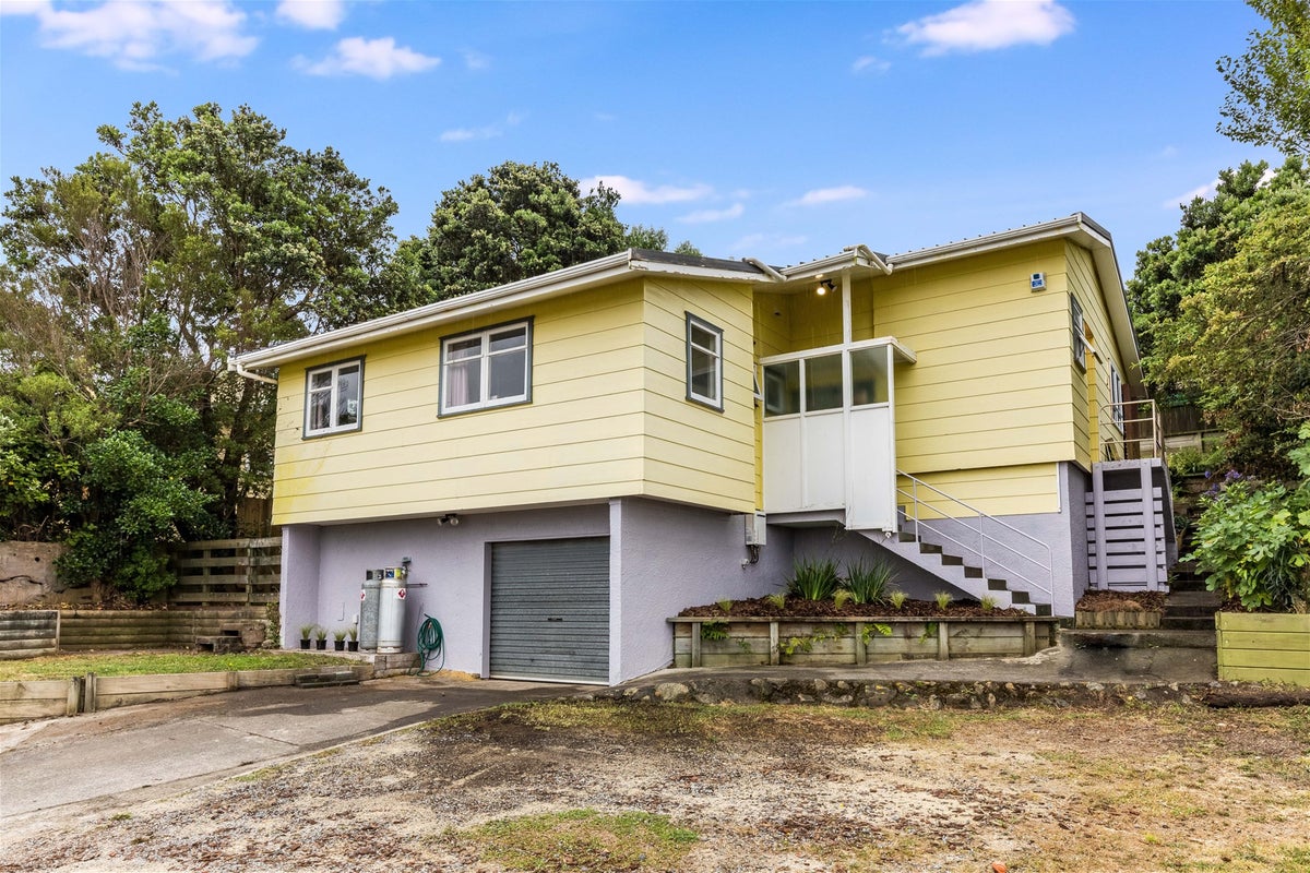13 Yemen Place, Ascot Park, Porirua - Carousel 1