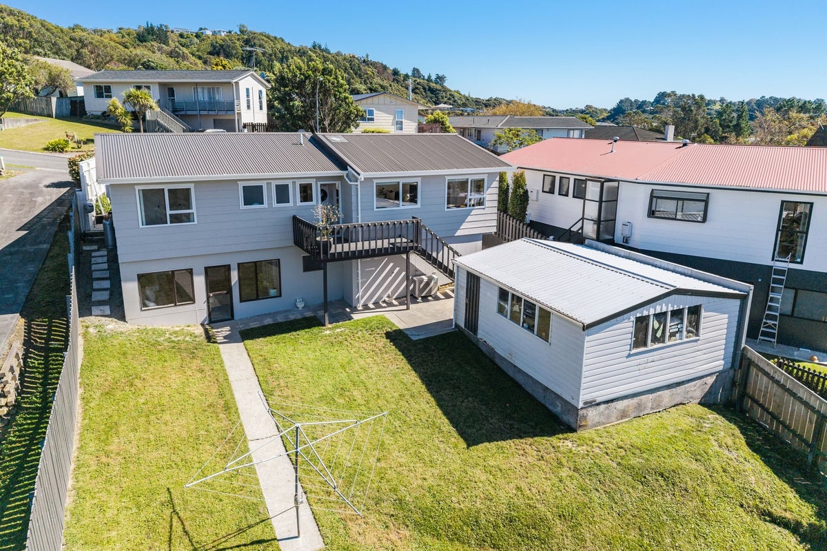 11 Parkinson Close, Whitby, Porirua - Carousel 2