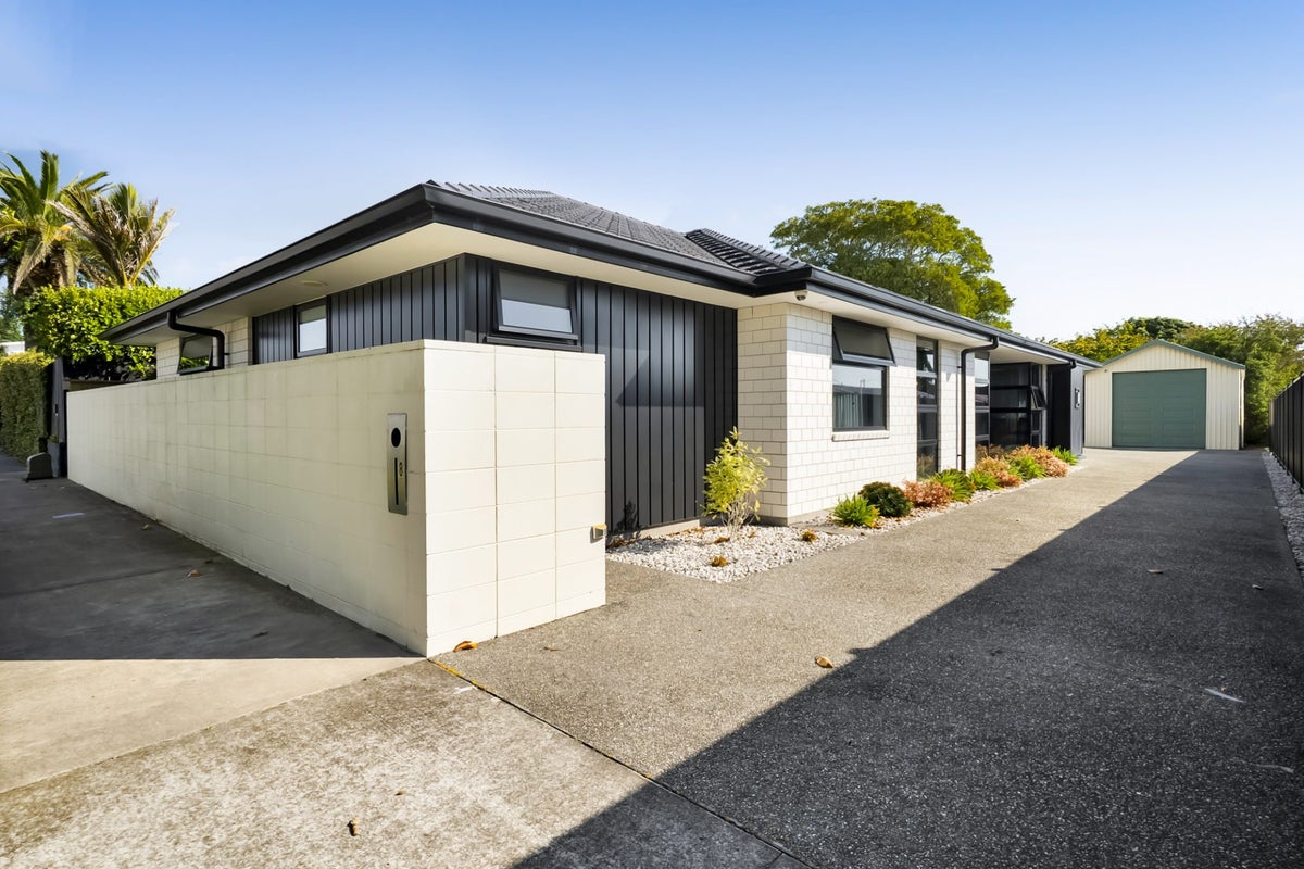 8 Clinton Street, Fitzroy, New Plymouth - Carousel 1