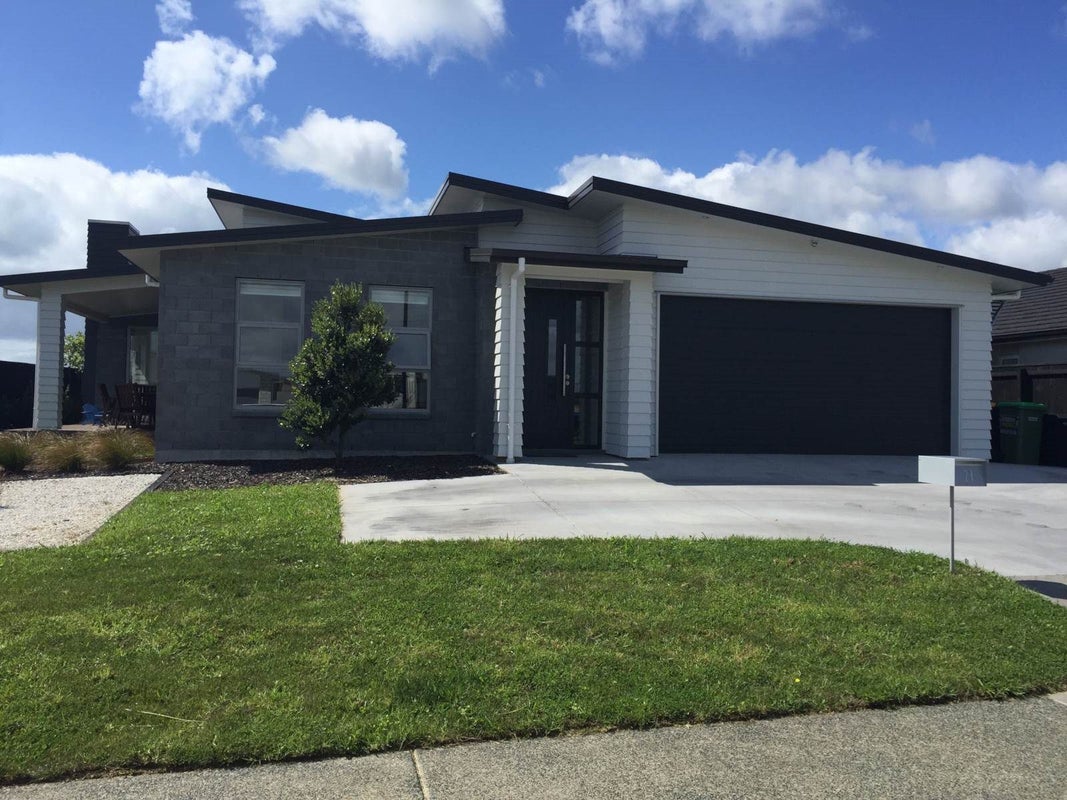 21 Defender Crescent, Beachlands, Auckland - Carousel 1