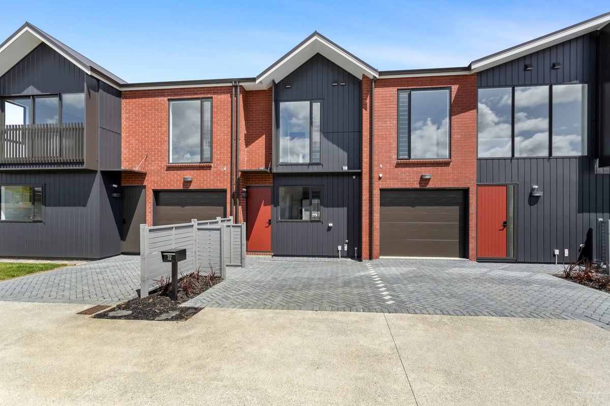 32 Roundel Crescent, Whenuapai, Auckland - Carousel 1