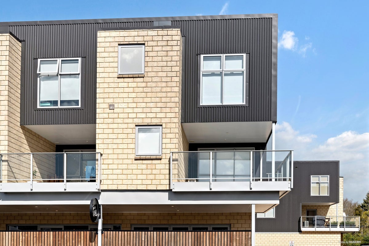 2/7 Vialou Street, Hamilton Central, Hamilton - Carousel 6