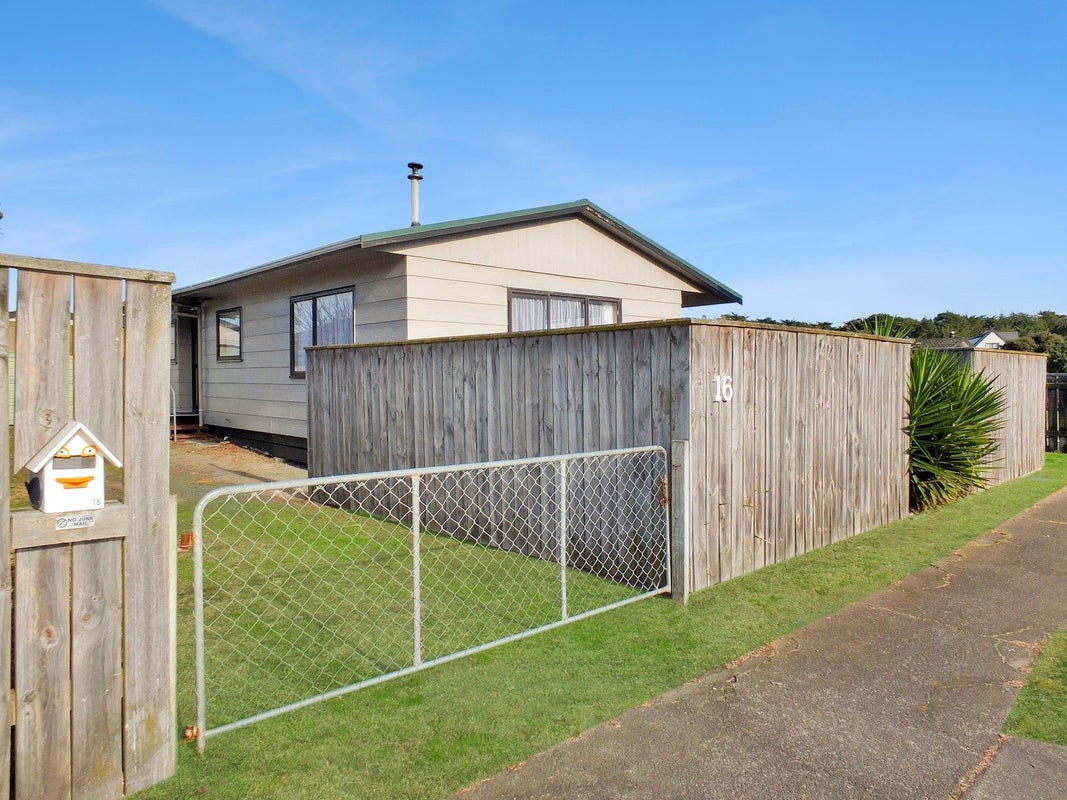 16 Cousins Avenue East, Foxton Beach, Foxton - Carousel 1