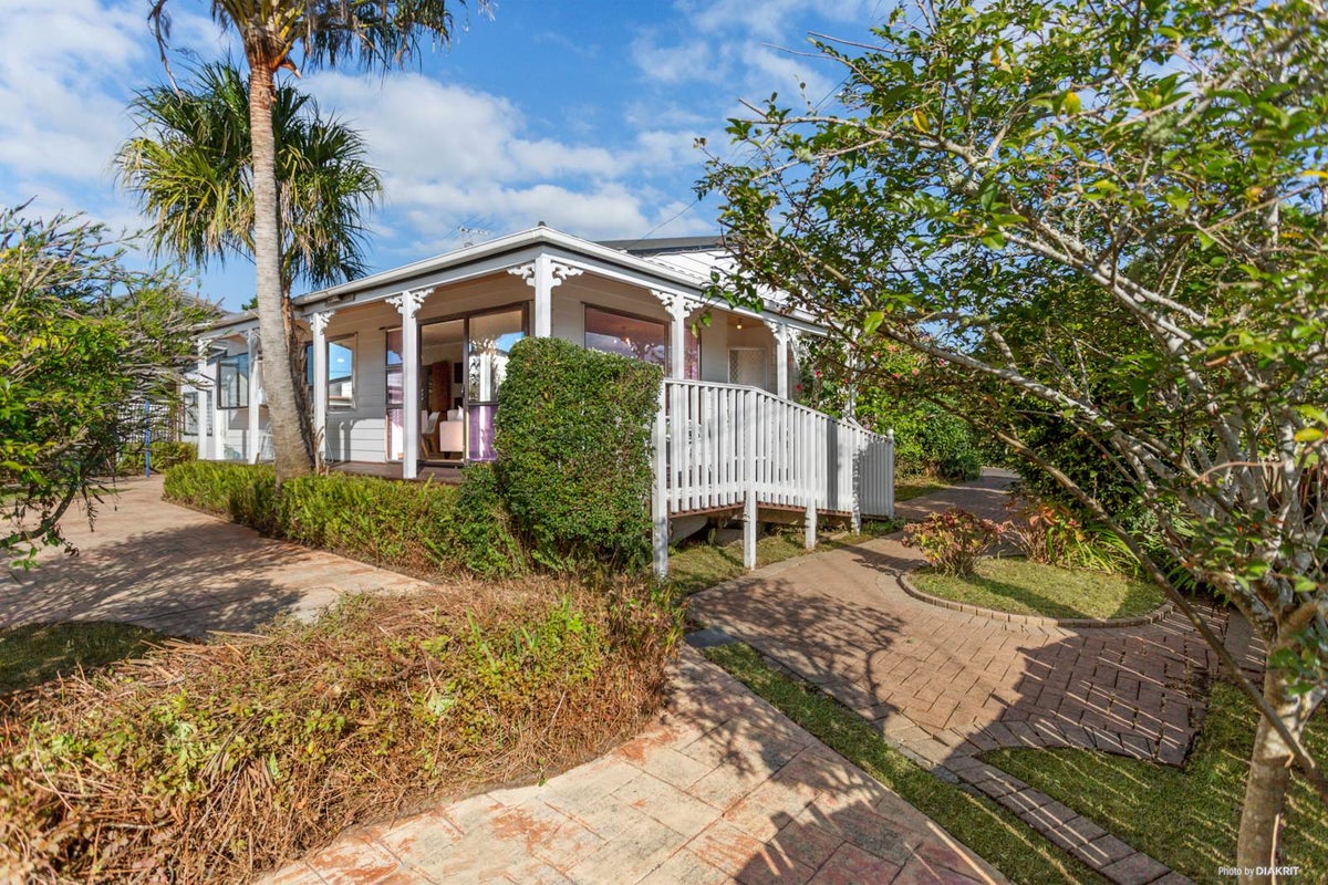 1/5 Tramway Road, Beach Haven, Auckland - Carousel 1