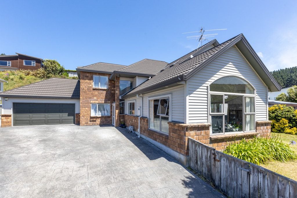 10 Halewood Grove, Churton Park, Wellington - Carousel 1