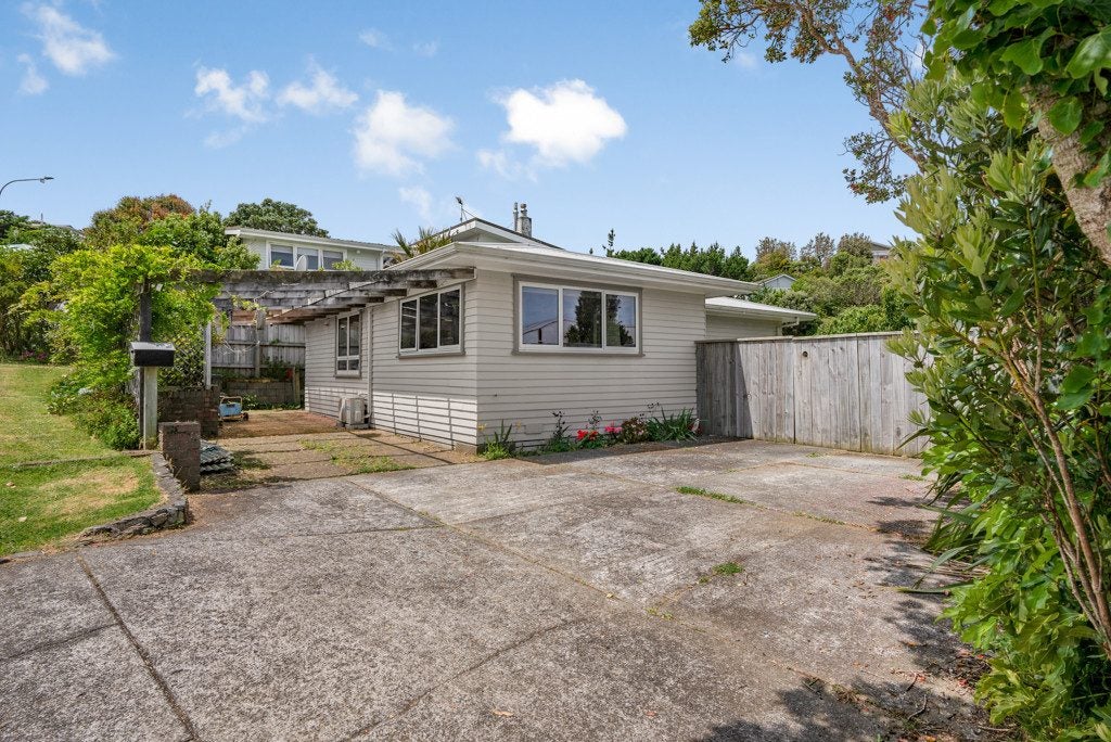 218 Dowse Drive, Maungaraki, Lower Hutt - Carousel 1
