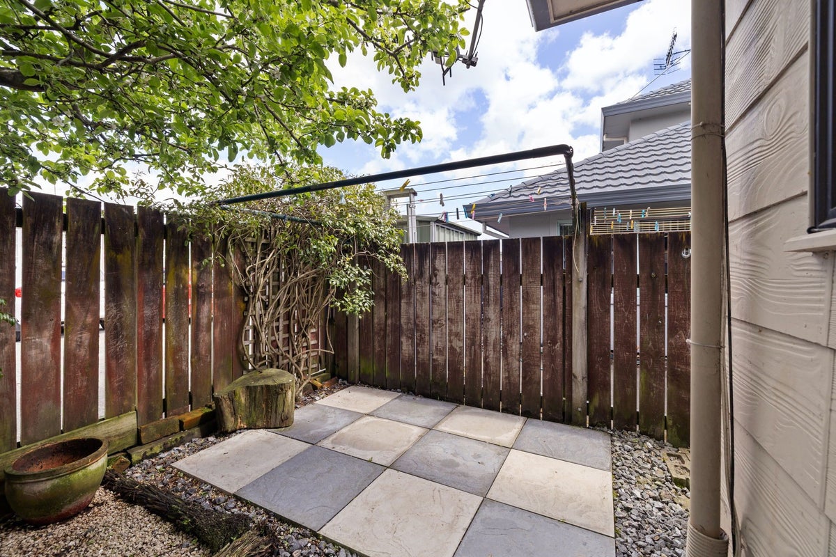 21 Moore Street, West End, Palmerston North - Carousel 23