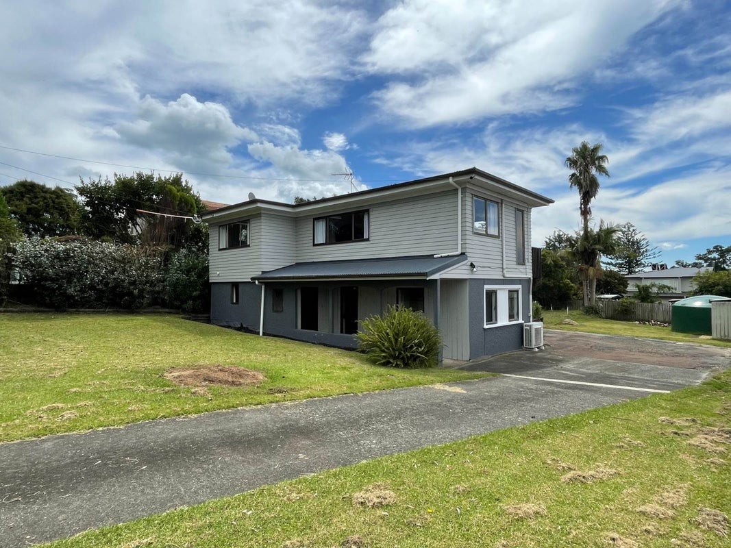 64 Second View Avenue, Beachlands, Auckland - Carousel 1