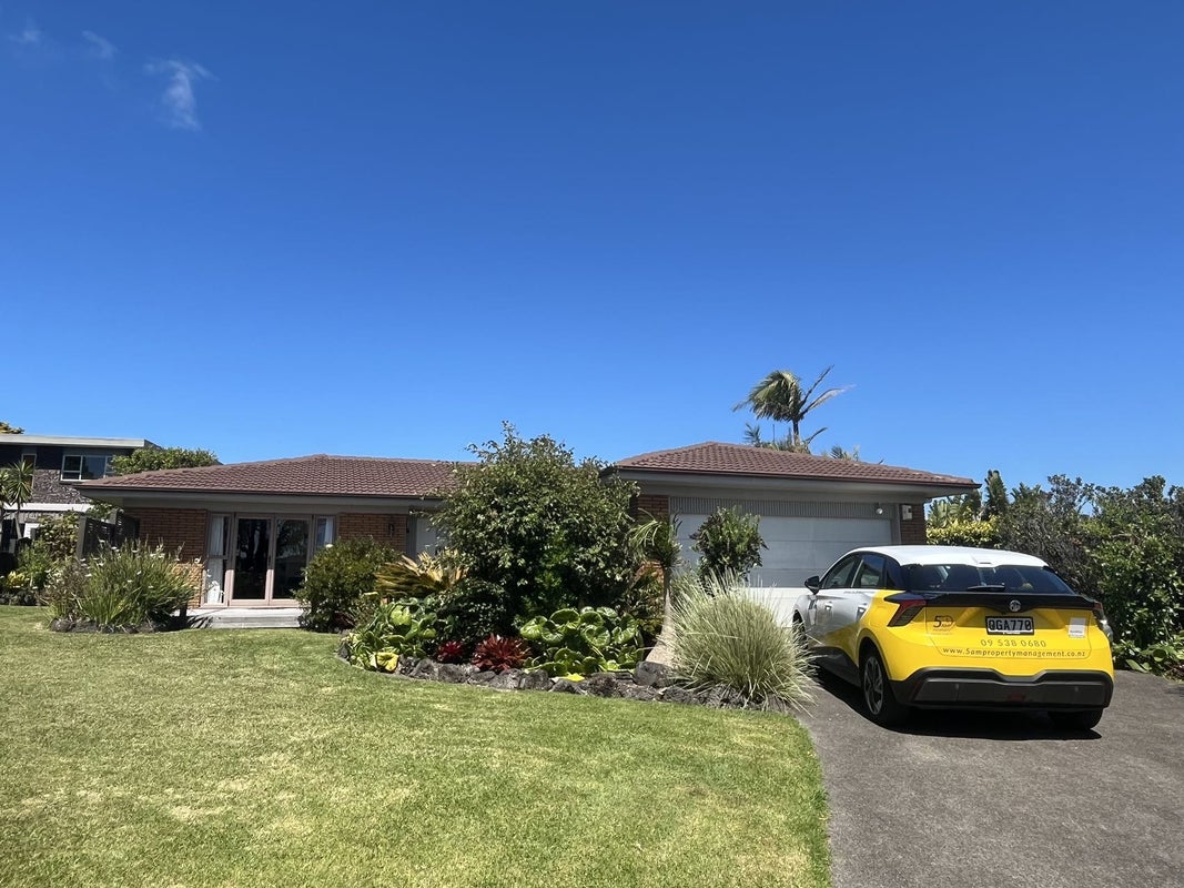 29 Tyrian Close, Half Moon Bay, Auckland - Carousel 1