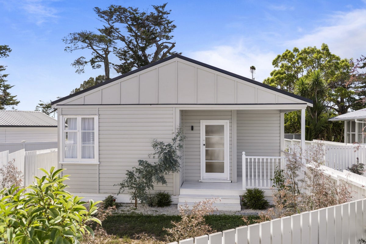 24B Clinton Avenue, Te Atatu Peninsula, Auckland - Carousel 1