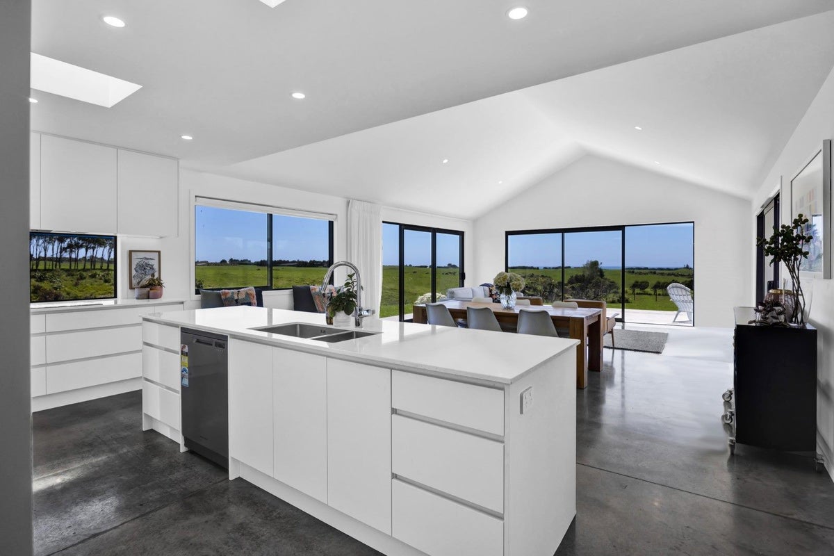 1356C South Road, Oakura, New Plymouth - Carousel 2