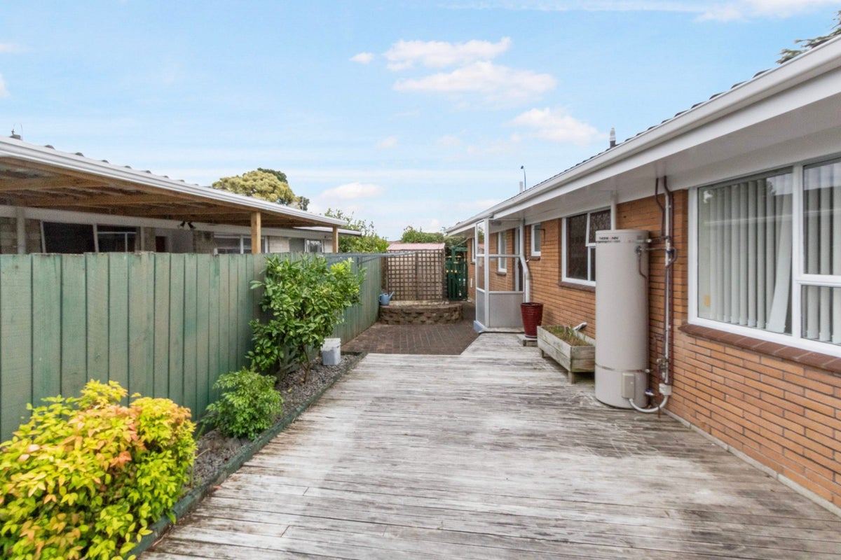 12 Gibbons Road, Weymouth, Auckland - Carousel 17