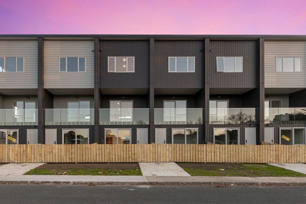 3/1 Matuhi Rise, Henderson, Auckland - Carousel 1