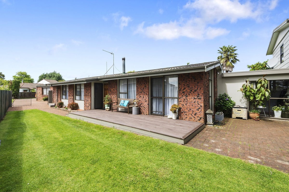 26 Oakmont Place, Wattle Downs, Auckland - Carousel 1