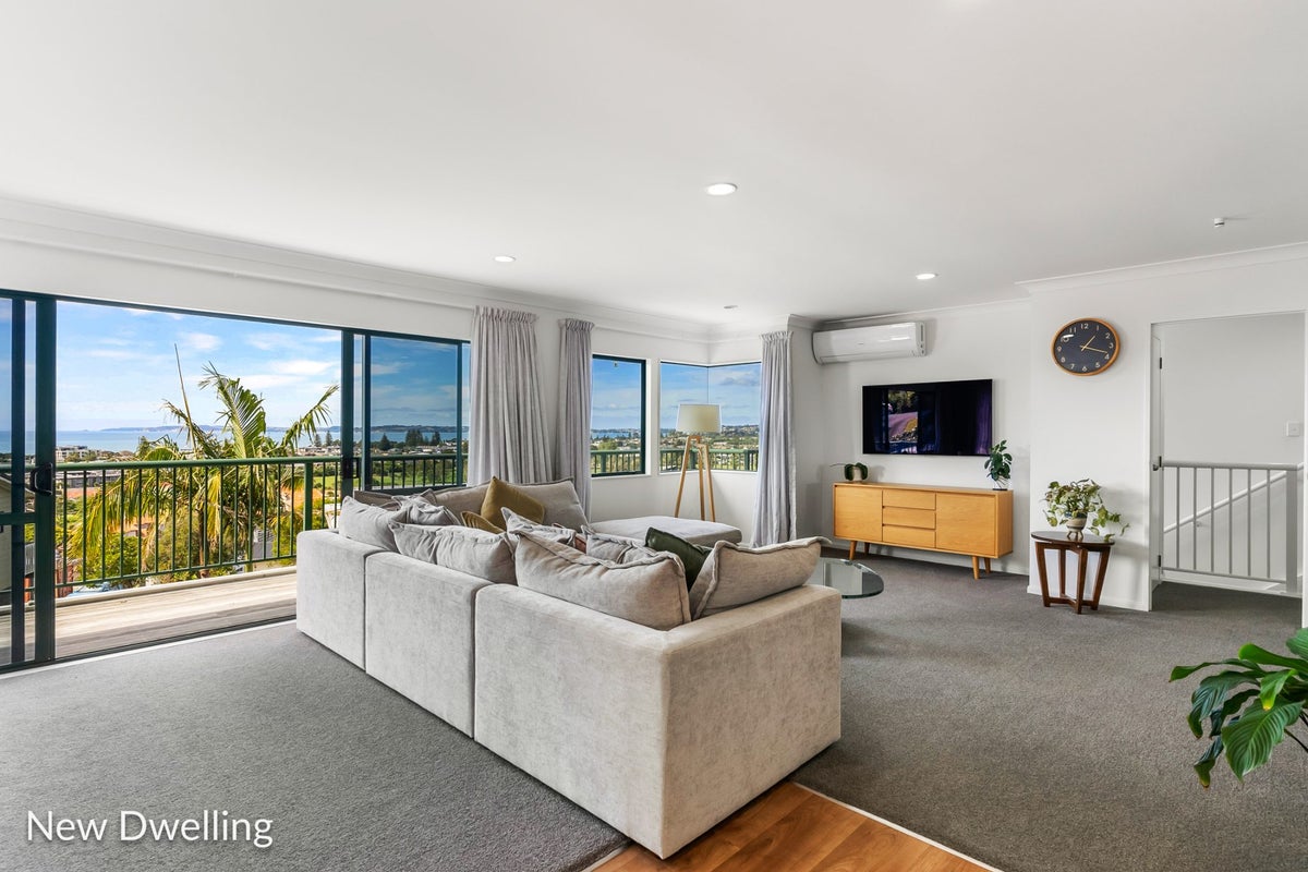 53 West Hoe Heights, Orewa, Orewa - Carousel 1